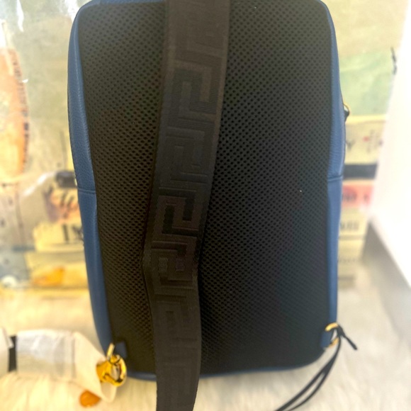 BNWT Versace grained leather cross body unisex bag - Picture 3 of 3